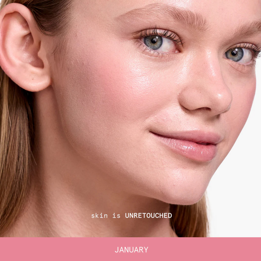 january ciele blush Na zdjęciu znajduje się modelka z jasnym, chłodnym różem do policzków w odcieniu January i subtelnie rozświetlonym wykończeniem. Na zdjęciu znajduje się uśmiechnięta modelk