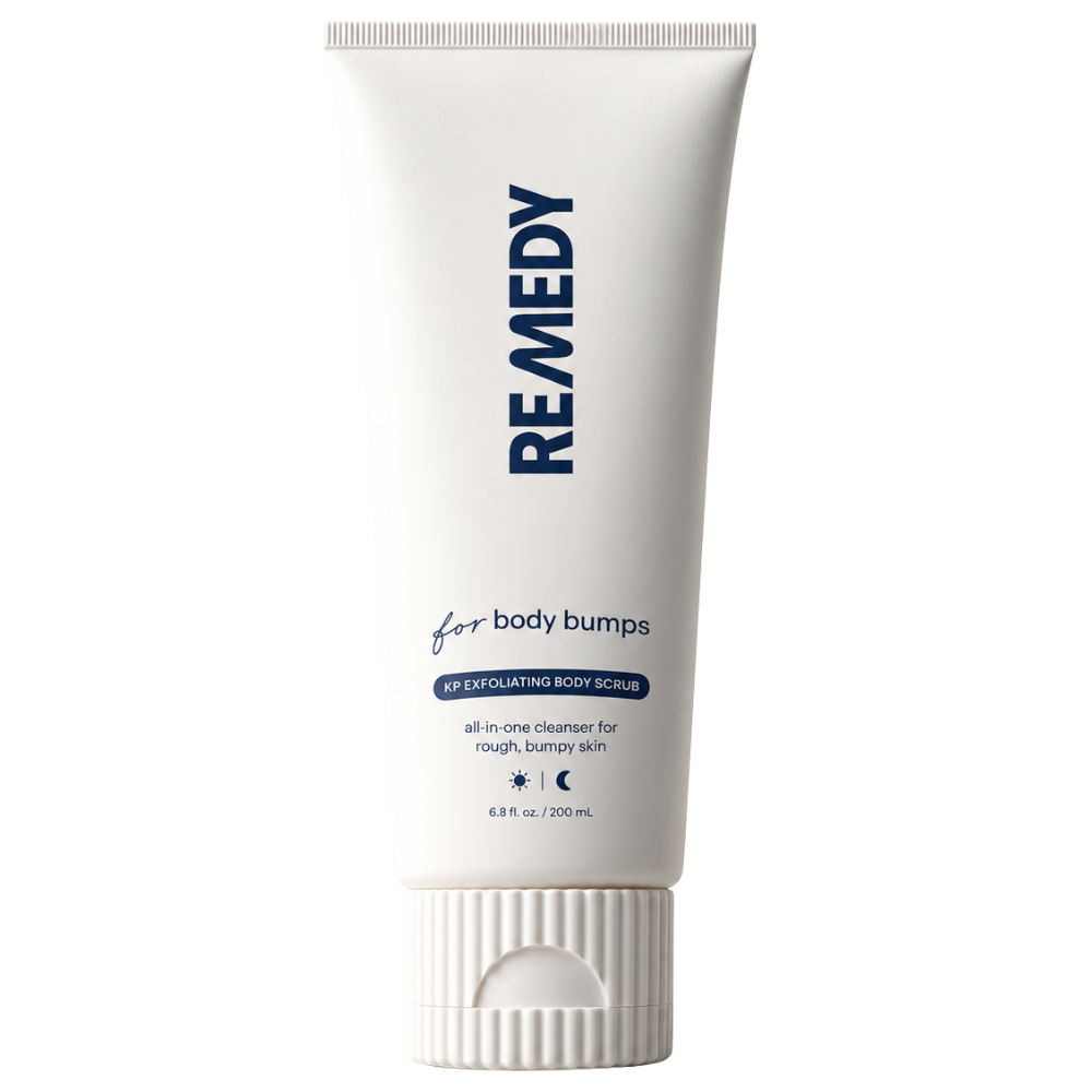 KP Exfoliating Body Scrub Remedy Science KP Exfoliating Body Scrub - peeling wygładzający do ciała w białej tubie na jasnym tle.