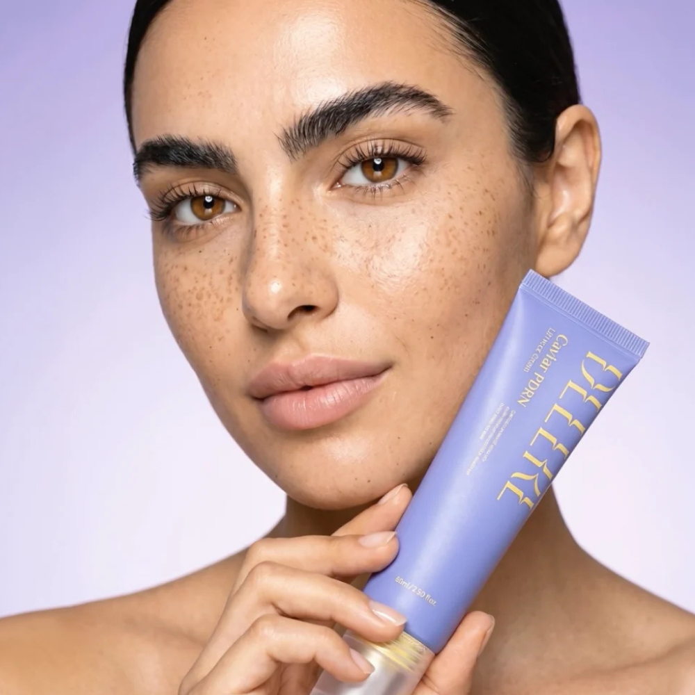 DELERE Caviar PDRN Lifting Neck Cream Modelka trzyma przy twarzy DELERE Caviar PDRN Lifting Neck Cream - krem do pielęgnacji szyi, dekoltu i dolnych partii twarzy.