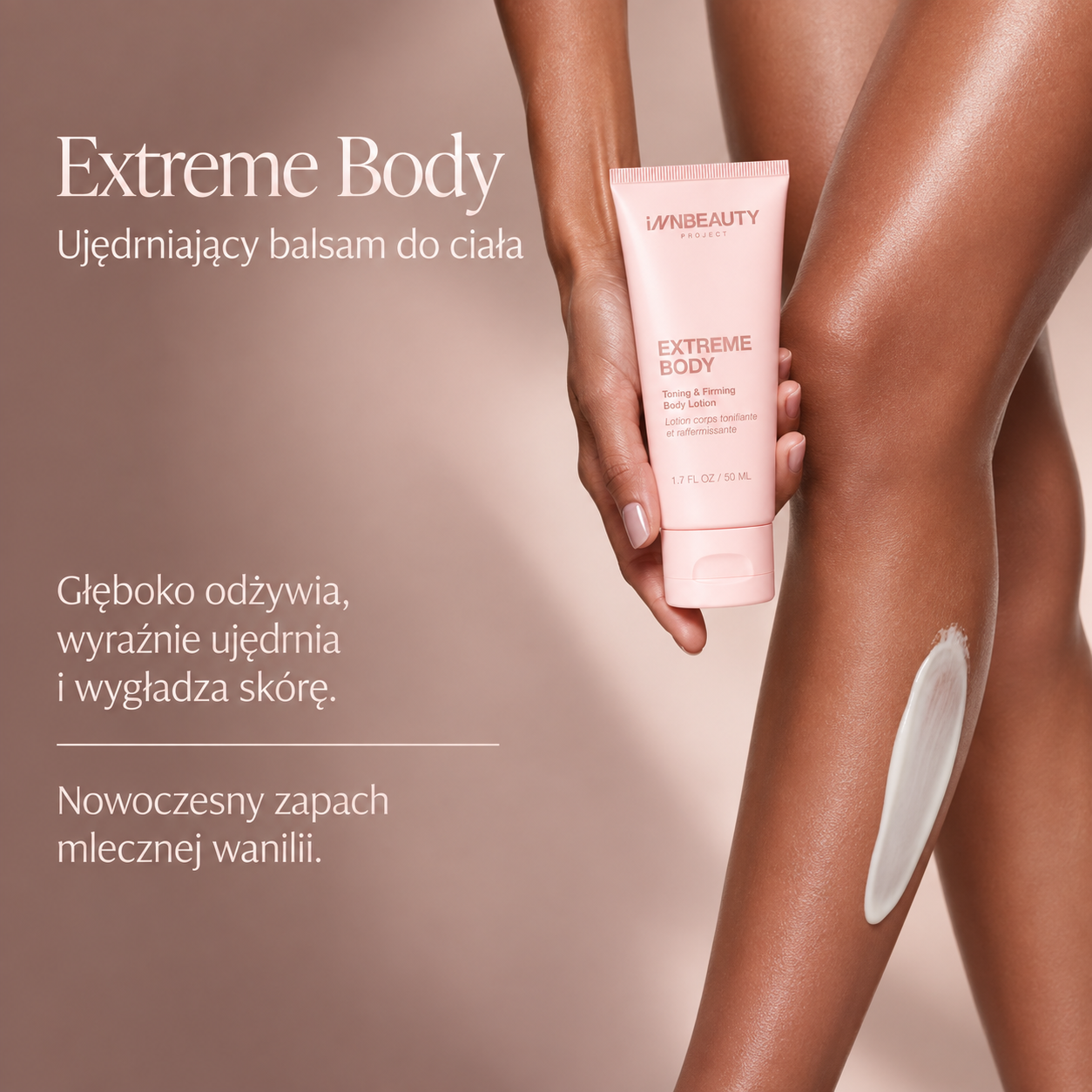 3 INNBEAUTY Project Extreme Body - ujędrniający balsam do ciała w różowej tubce, prezentowany przy nodze z nałożoną warstwą balsamu; grafika podkreśla działanie odżywcze, wygładzające i zapach mlecznej wanilii.