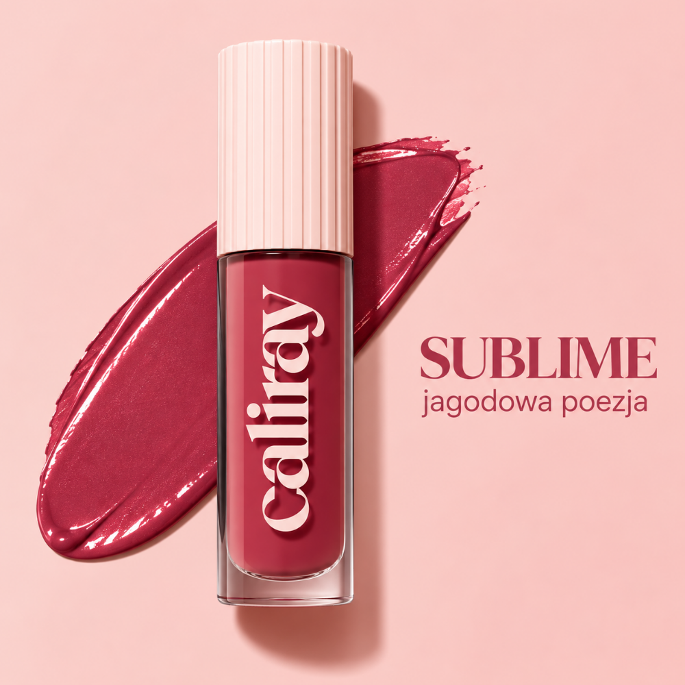 Caliray Blurry Blush - rumieniec jak po dobrym śnie (10) Caliray Blurry Blush w odcieniu Sublime - kremowy róż do policzków w głębokim jagodowo-różowym kolorze „jagodowa poezja”, pokazany ze swatchem produktu na pastelowym różowym tle.