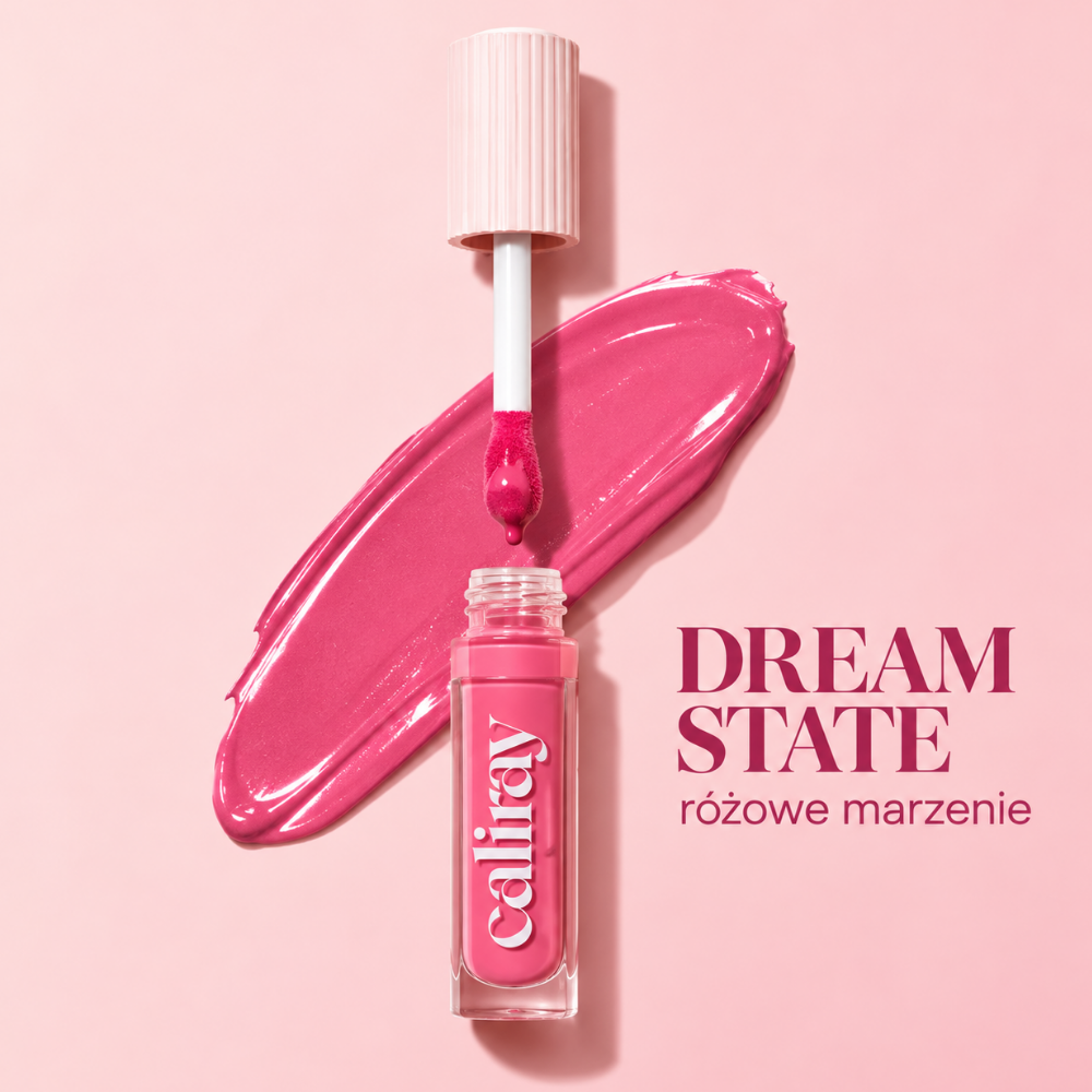 Caliray Blurry Blush - rumieniec jak po dobrym śnie Caliray Blurry Blush w odcieniu Dream State - intensywnie różowy kremowy róż do policzków „różowe marzenie”, pokazany z aplikatorem i soczystym swatchem produktu na pastelowym różowym tle.