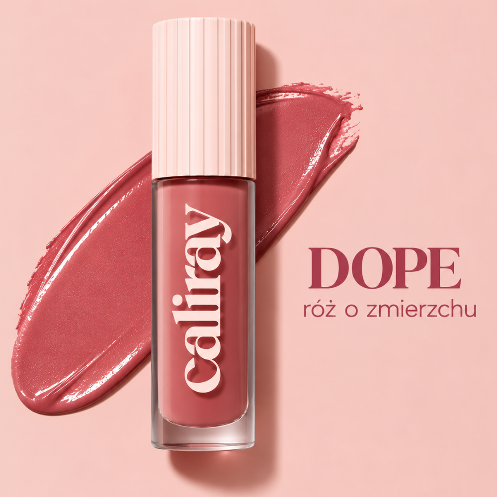 Caliray Blurry Blush - rumieniec jak po dobrym śnie (7) Caliray Blurry Blush w odcieniu Dope - kremowy róż do policzków w zgaszonym różowo-mauve kolorze „róż o zmierzchu”, pokazany ze swatchem produktu na pastelowym różowym tle.