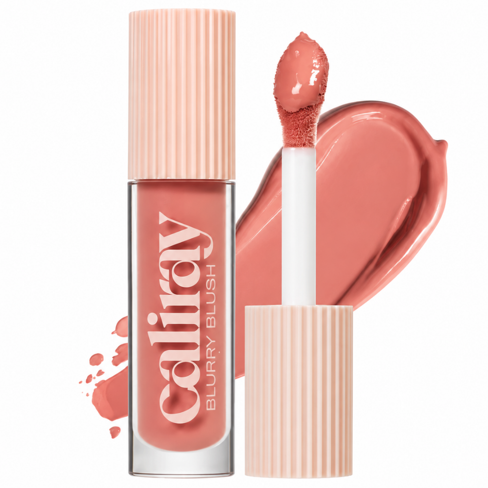 Caliray Blurry Blush - rumieniec jak po dobrym śnie Caliray Blurry Blush w odcieniu Zen - kremowy róż do policzków w delikatnym koralowo-różowym kolorze, z aplikatorem i swatchem produktu na białym tle.