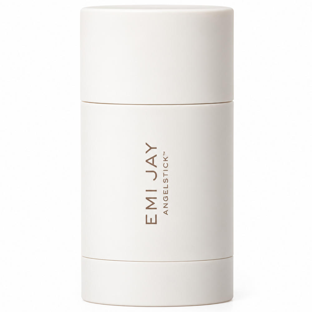 Emi Jay Hair Smoothing Balm - pogromca niesfornych kosmyków Emi Jay Angelstick Hair Styling Stick - wygładzający balsam do stylizacji włosów w kremowym sztyfcie na białym tle.