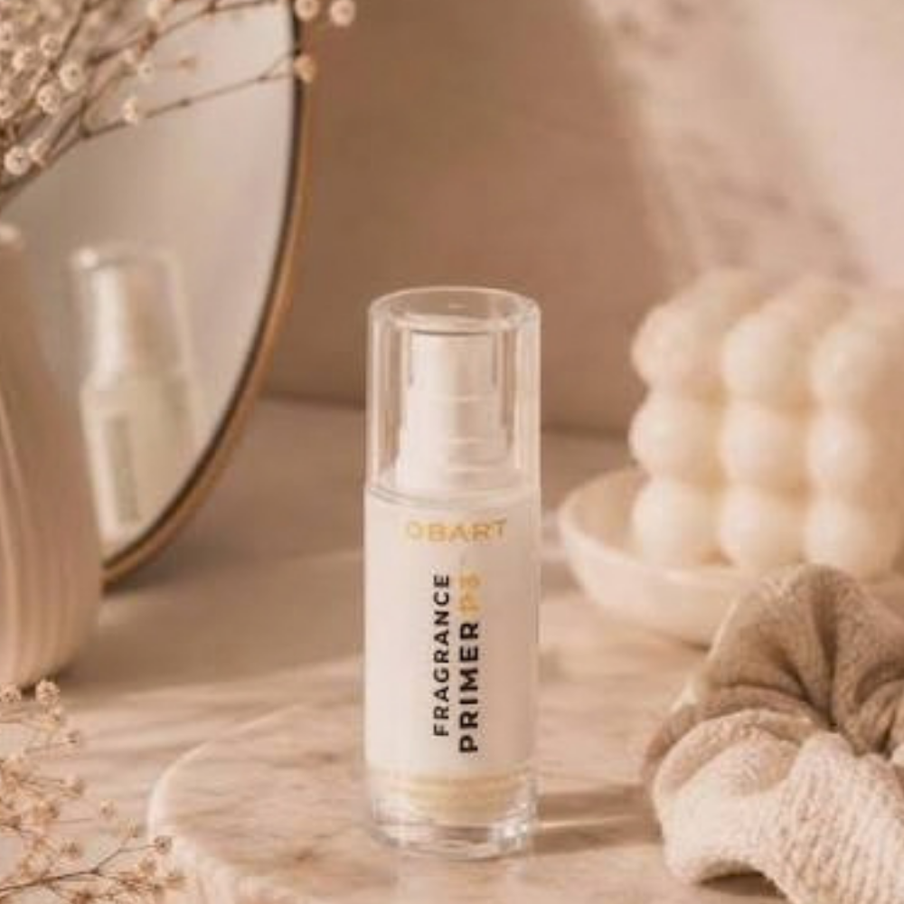 FRAGRANCE PRIMER P3 - Baza pod perfumy OBART FRAGRANCE PRIMER P3 (4) OBART Fragrance Primer P3™ - baza przedłużająca trwałość perfum przedstawiona w minimalistycznej, ciepłej aranżacji kosmetycznej.