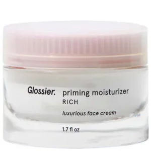Glossier Priming Moisturizer Rich - bogaty krem do twarzy w przezroczystym słoiczku z jasnoróżową nakrętką, na białym tle.