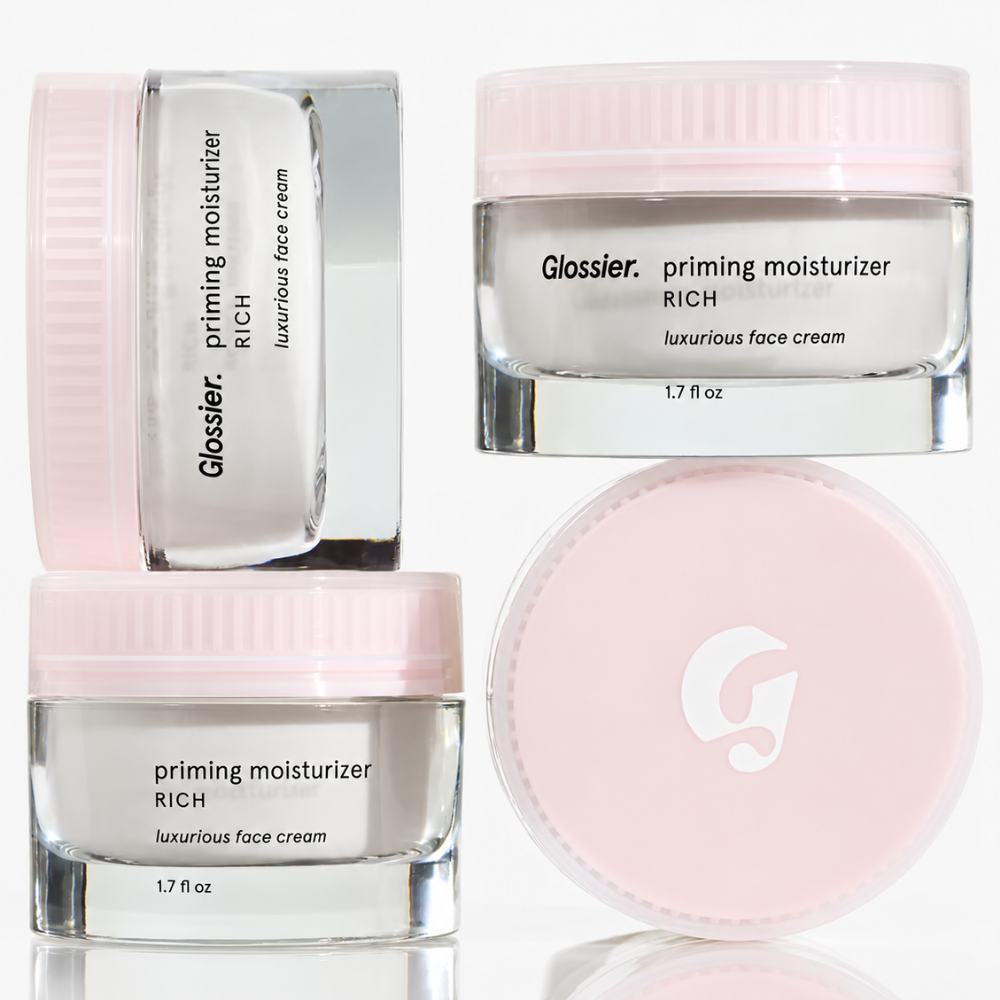Glossier Priming Moisturizer Rich - otulający sekret gładkiej cery (4) Glossier Priming Moisturizer Rich - bogaty krem do twarzy w przezroczystym słoiczku z jasnoróżową nakrętką, pokazany z kilku perspektyw.