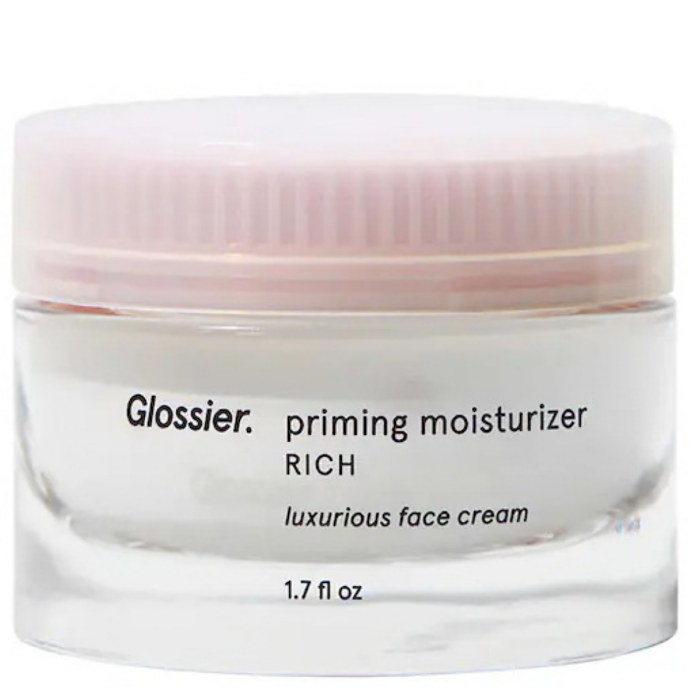 Glossier Priming Moisturizer Rich - otulający sekret gładkiej cery Glossier Priming Moisturizer Rich - bogaty krem do twarzy w przezroczystym słoiczku z jasnoróżową nakrętką, na białym tle.