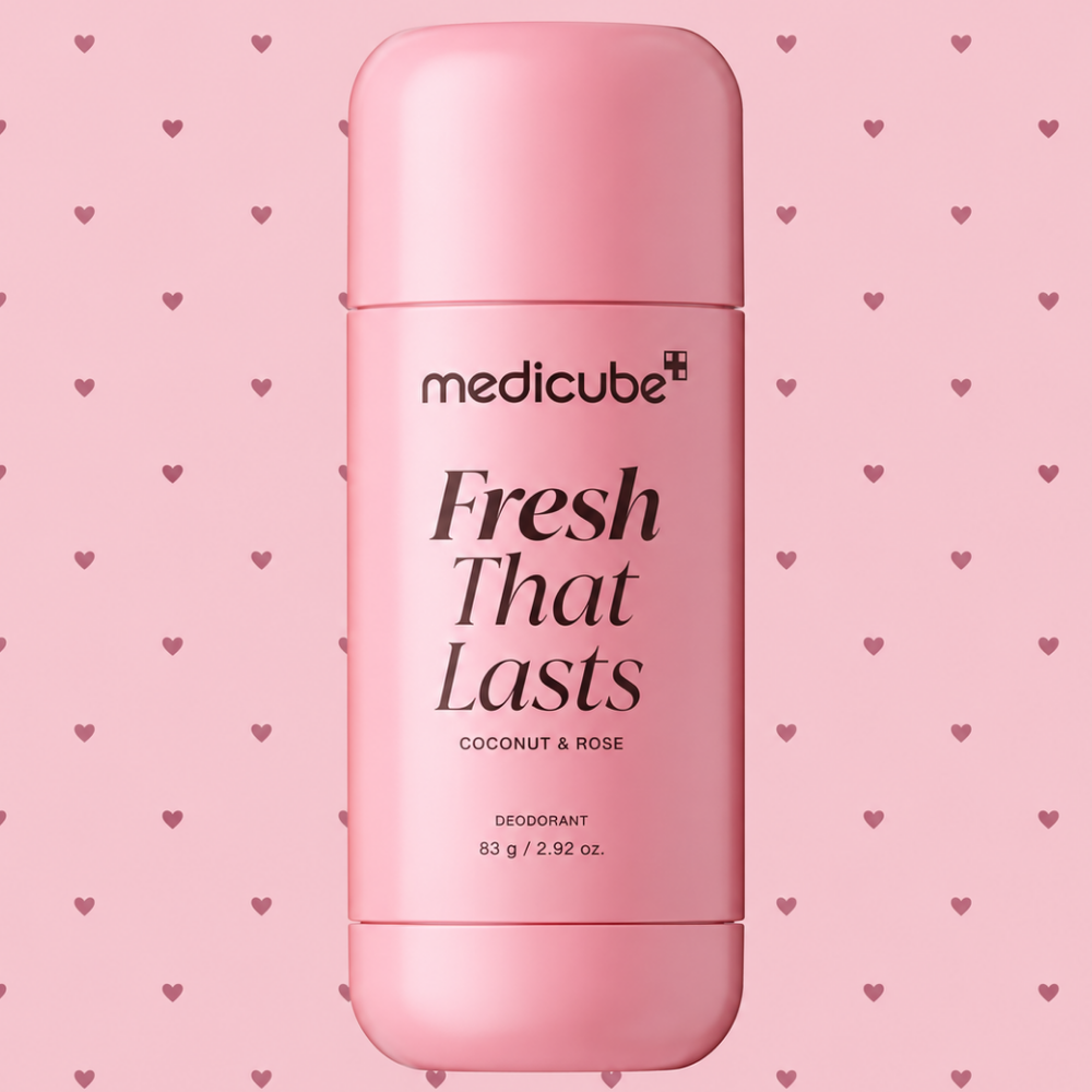 Medicube Fresh That Lasts Deodorant (2) Grafika reklamowa przedstawiająca różowy dezodorant Medicube „Fresh That Lasts” o zapachu kokosa i róży.