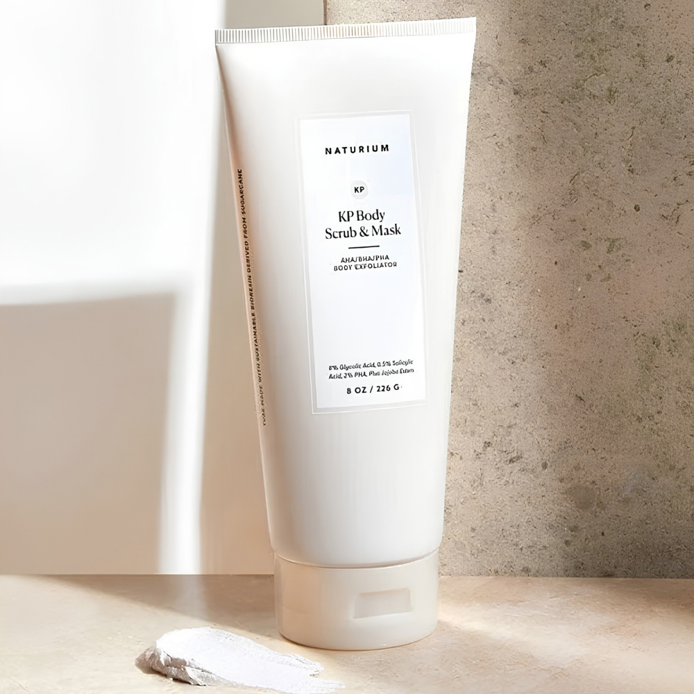 Naturium KP Body Scrub & Mask Naturium KP Body Scrub & Mask - wygładzający peeling i maska do ciała AHA/BHA/PHA na szorstką, nierówną skórę i rogowacenie okołomieszkowe.