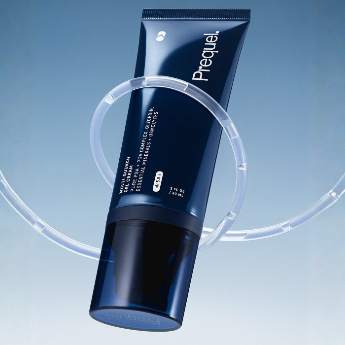 Prequel Multi Quench Gel Cream Prequel Multi-Quench Gel Cream - nawilżający żelowy krem do twarzy z kompleksem elektrolitów, granatowa tubka kosmetyku na jasnoniebieskim tle.