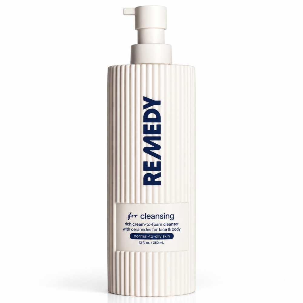 Remedy Cream To Foam Cleanser with Ceramides - czysta przyjemność REMEDY Cream-to-Foam Cleanser with Ceramides - kremowy preparat oczyszczający z ceramidami do skóry normalnej i suchej, 350 ml, w jasnej butelce z pompką na białym tle.
