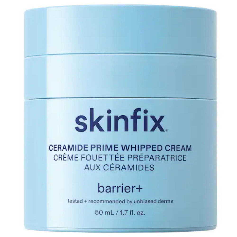Skinfix Ceramide Prime Whipped Cream (2) Skinfix Ceramide Prime Whipped Cream - opakowanie produktu - niebieski słoiczek kremu Skinfix Ceramide Prime Whipped Cream 50 ml na białym tle, przeznaczonego do wspierania bariery ochronnej i intensywnego nawilżenia skóry.