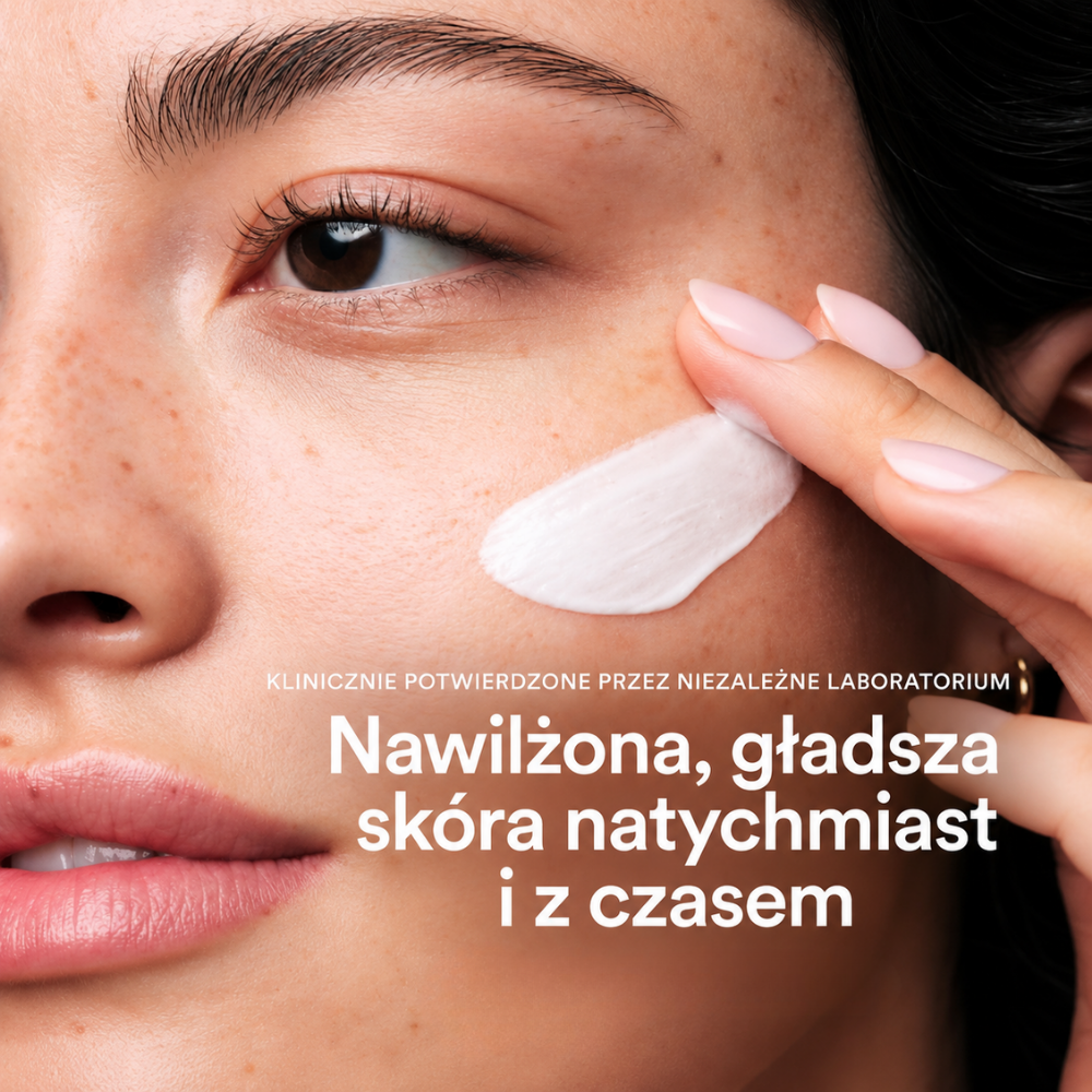 Skinfix Ceramide Prime Whipped Cream (4) Skinfix Ceramide Prime Whipped Cream - nawilżona i gładsza skóra - modelka aplikująca krem na policzek, z komunikatem o natychmiastowym i długofalowym efekcie bardziej nawilżonej oraz gładszej skóry.