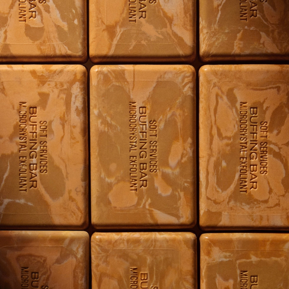 Soft Services Affogato L'Orange Buffing Bar Exfoliant (3) Soft Services Affogato L'Orange Buffing Bar - brązowo-kremowe mikrokrystaliczne kostki peelingujące do ciała z charakterystycznym marmurkowym wzorem.