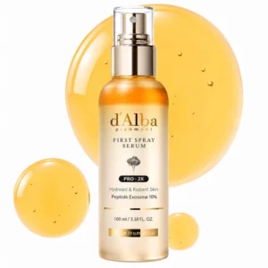 d'Alba Piedmont First Spray Serum Pro 2X Peptide Exosome 10% - dwufazowe serum do twarzy w mgiełce z peptydami i 10% kompleksem egzosomowym, w eleganckiej złotej butelce z atomizerem o pojemności 100 ml. Kosmetyk nawilżający i rozświetlający skórę, przedstawiony na tle złocistych kropli serum.