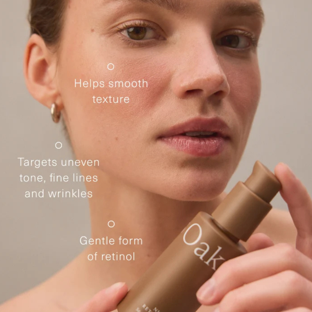 Oak Essentials Nightly Retinol Serum Oak Essentials Nightly Retinol Serum - modelka trzymająca brązową butelkę nocnego serum z delikatną pochodną retinolu. Grafika przedstawia właściwości kosmetyku wspierające wygładzenie tekstury skóry, poprawę kolorytu oraz zmniejszenie widoczności drobnych linii i zmarszczek.