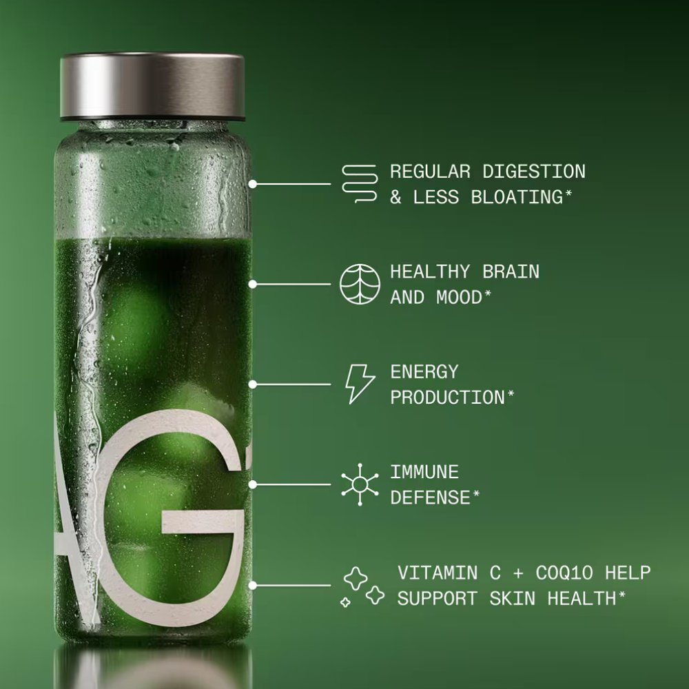 AG1 Daily Foundational Multivitamin Greens Powder (5) utelka z zielonym napojem AG1 na ciemnozielonym tle, obok graficznych informacji o wspieraniu odporności, metabolizmu energetycznego i codziennego uzupełniania składników odżywczych. Wizualizacja przedstawia najważniejsze deklarowane korzyści suplementu.