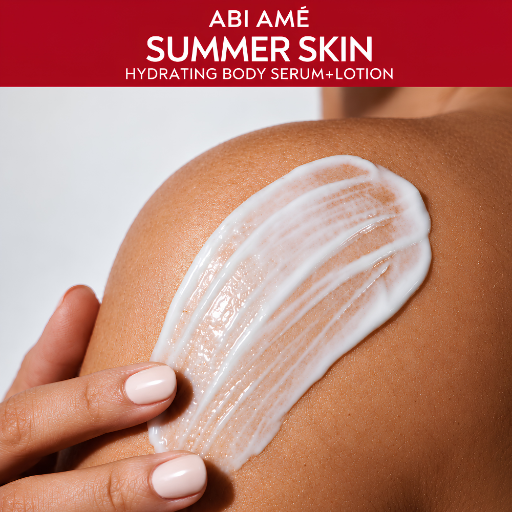 Abi Ame Summer Skin (4) Osoba nakłada nawilżające serum-lotion Summer Skin marki ABI AMÉ na skórę ramienia.
