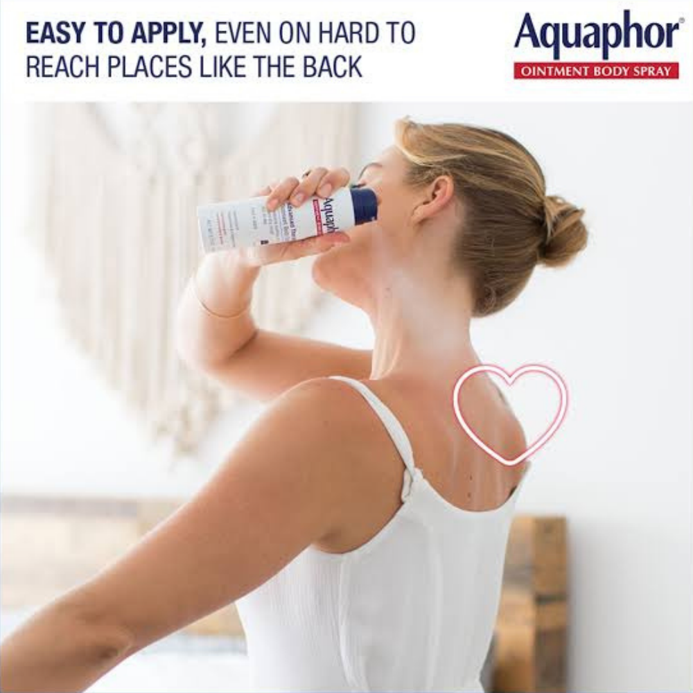 Aquaphor Ointment Body Spray (3) Aquaphor Ointment Body Spray - nawilżająca maść do ciała w sprayu, którą modelka aplikuje na trudno dostępne partie pleców. Grafika przedstawia wygodny sposób stosowania produktu na suche i szorstkie obszary skóry.