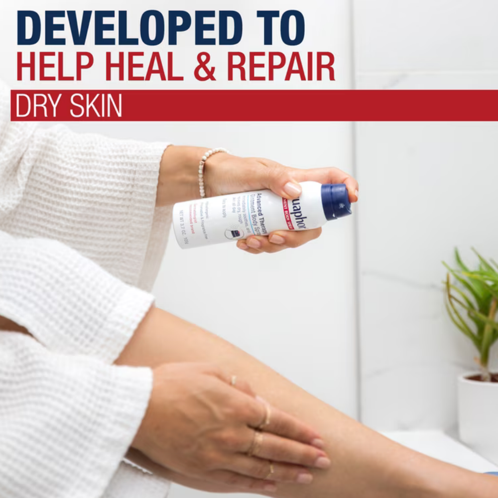 Aquaphor Ointment Body Spray (4) Aquaphor Advanced Therapy Ointment Body Spray - ochronna maść do ciała w sprayu wspierająca regeneracyjną pielęgnację suchej i szorstkiej skóry. Grafika przedstawia aplikację produktu na nogę oraz jego właściwości nawilżające i wygładzające.
