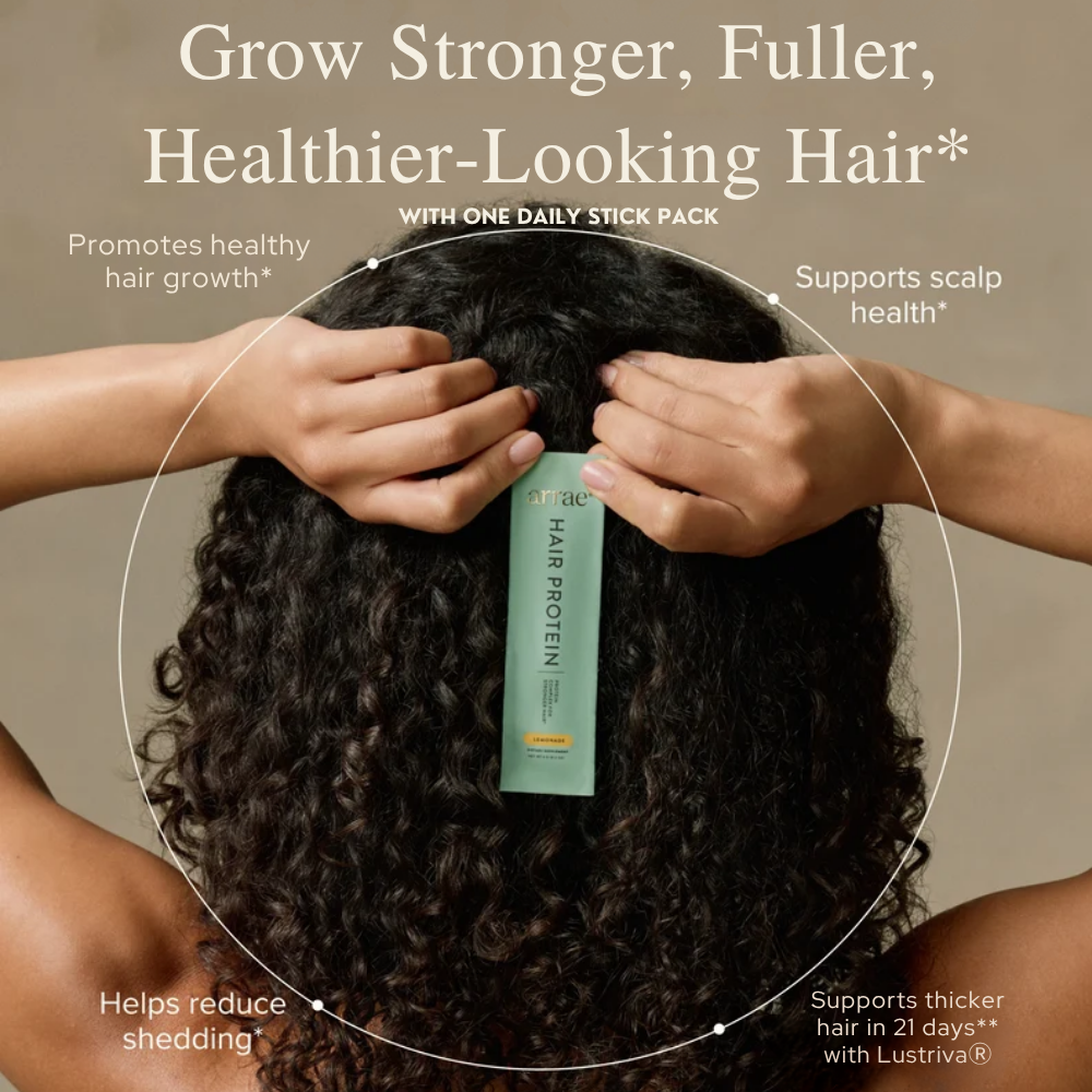 Arrae Hair Protein Hair Growth Stick Packs Lemonade (4) Arrae Hair Protein Hair Growth Stick Packs Lemonade - kobieta z gęstymi, ciemnymi lokami trzyma dłonie na głowie, a na jej włosach widoczna jest miętowozielona saszetka suplementu. Grafika przedstawia deklarowane przez producenta korzyści: wsparcie wzrostu i gęstości włosów, kondycji skóry głowy oraz ograniczenia wypadania włosów.