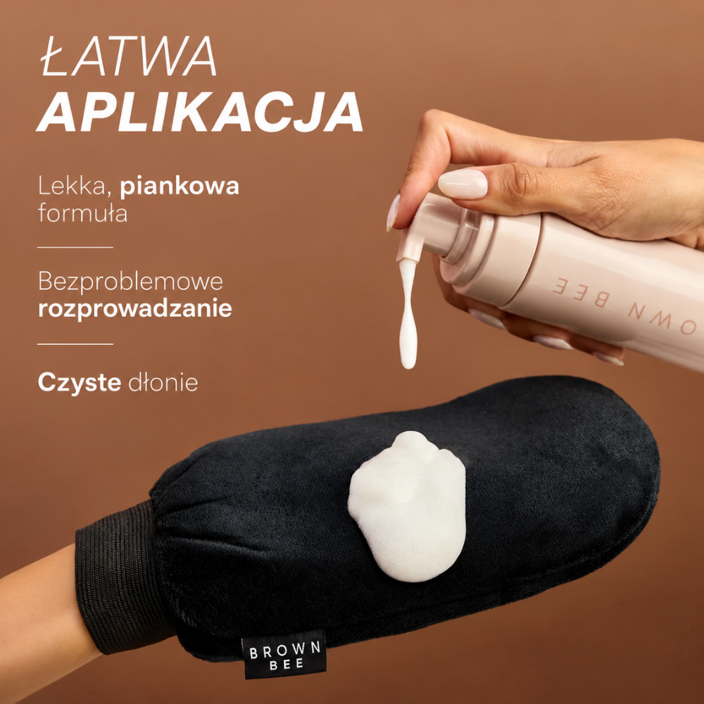 Brown Bee Good Things Happen To Babes Who Tan - rękawica do aplikacji samoopalacza (2) Brown Bee Application Mitt - czarna rękawica do aplikacji samoopalacza z miękkiej mikrofibry, ułatwiająca równomierne rozprowadzanie pianki bez smug i zabrudzenia dłoni. Grafika przedstawia aplikację samoopalacza na rękawicę.