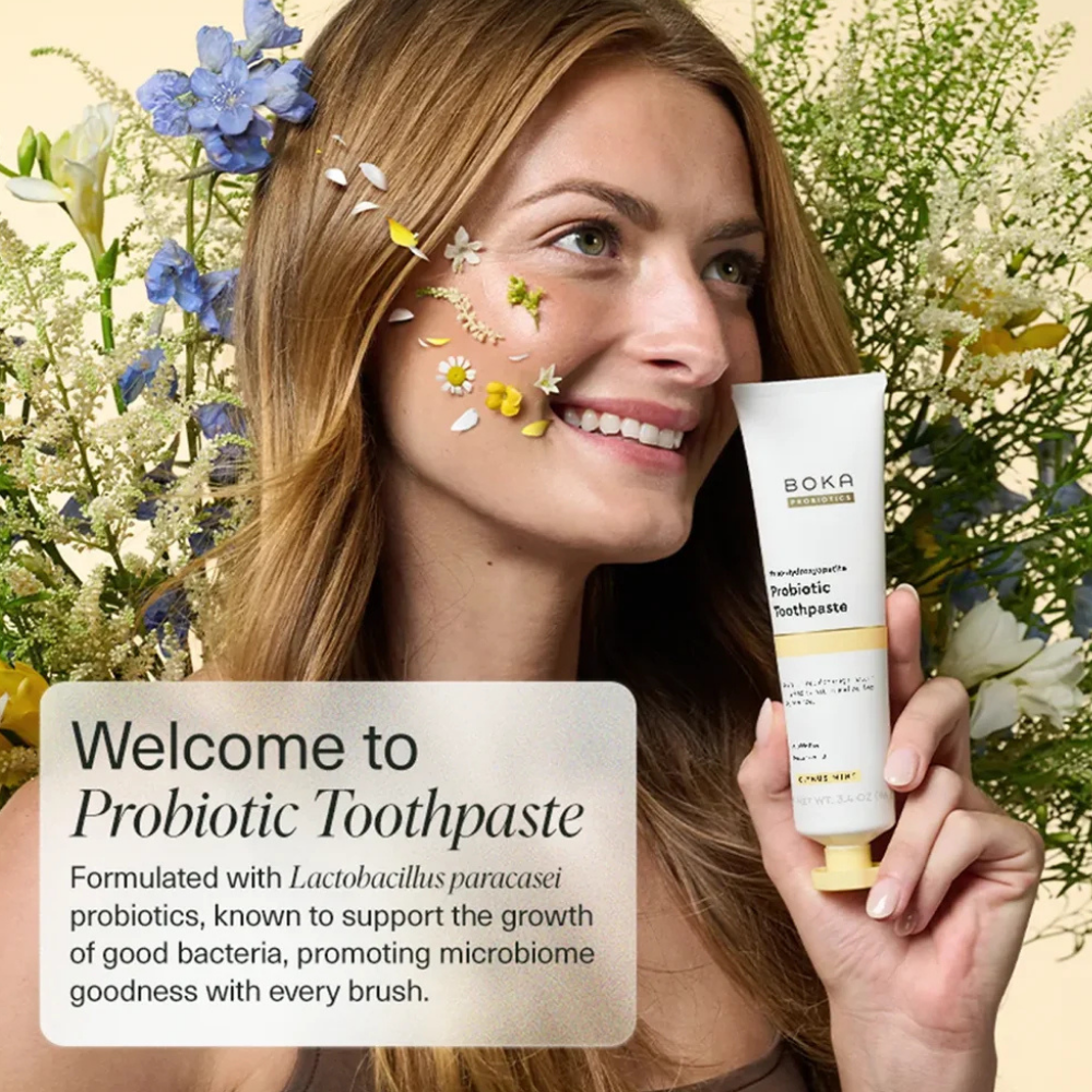 Citrus Mint Probiotic Nano-hydroxyapatite Toothpaste (4) Boka Citrus Mint Probiotic Toothpaste - modelka z uśmiechem prezentująca probiotyczną pastę do zębów z nanohydroksyapatytem i Lactobacillus paracasei. Grafika przedstawia formułę stworzoną z myślą o codziennej pielęgnacji jamy ustnej i jej mikrobiomu.