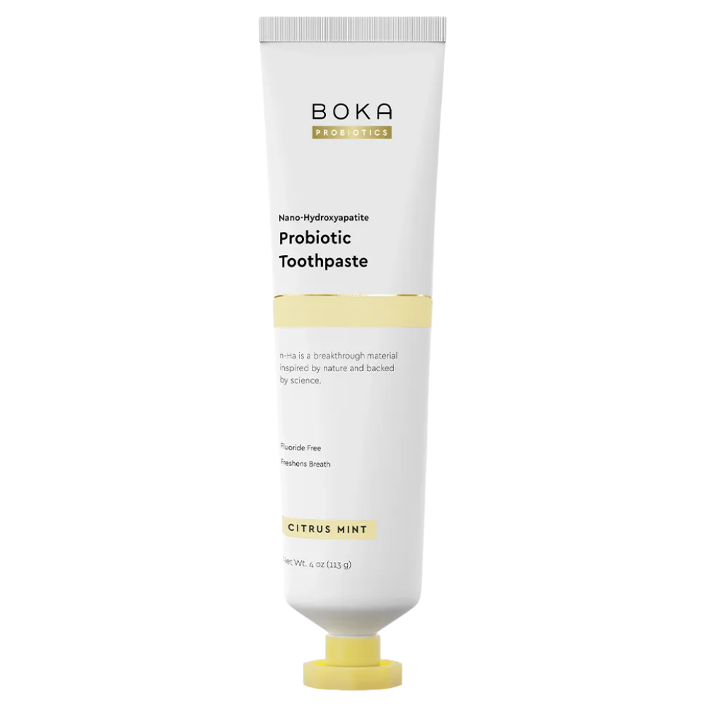 Citrus Mint Probiotic Nano-hydroxyapatite Toothpaste Boka Citrus Mint Probiotic Nano-Hydroxyapatite Toothpaste - probiotyczna pasta do zębów z nanohydroksyapatytem, o cytrusowo-miętowym smaku. Biała tubka z minimalistyczną etykietą i jasnożółtą zakrętką, bez fluoru, 113 g.