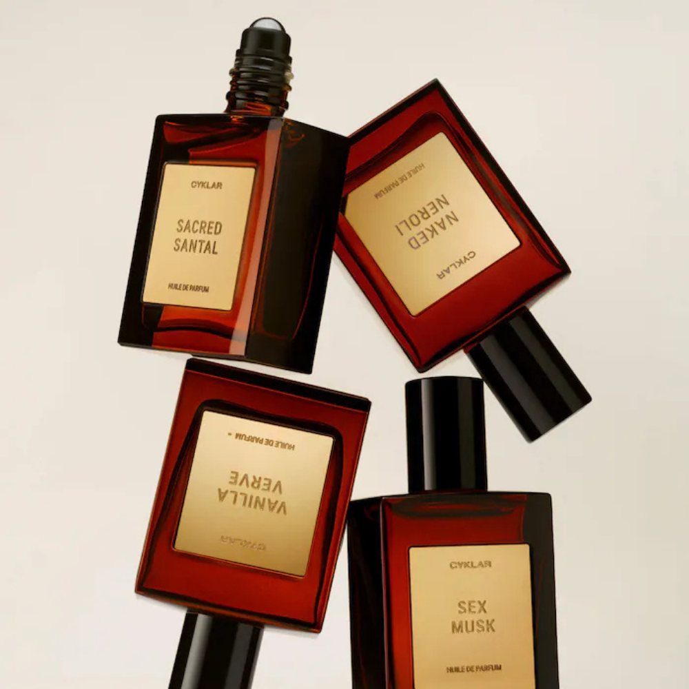 Cyklar The Bestsellers Perfume Oil Set (2) CYKLAR The Bestsellers Perfume Oil Set - cztery luksusowe olejki perfumowane Sacred Santal, Naked Neroli, Vanilla Verve i Sex Musk w eleganckich bursztynowych flakonach ze złotymi etykietami.