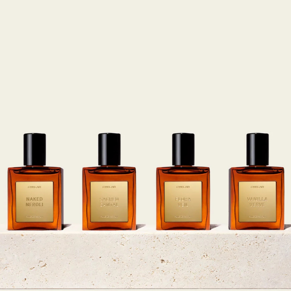 Cyklar The Bestsellers Perfume Oil Set CYKLAR Perfume Oil - kolekcja olejków perfumowanych Naked Neroli, Sacred Santal, Flora Veil i Vanilla Verve w eleganckich bursztynowych flakonach.