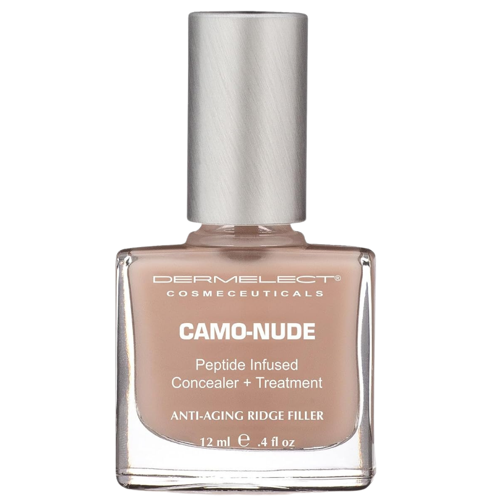 Dermelect Camo-Nude Concealer + Treatment Lakier pielęgnacyjny Dermelect Camo-Nude Concealer + Treatment 12 ml w kwadratowej, przezroczystej buteleczce ze srebrną nakrętką. Subtelny beżowo-różowy kolor z perłowym wykończeniem na czystym, białym tle.