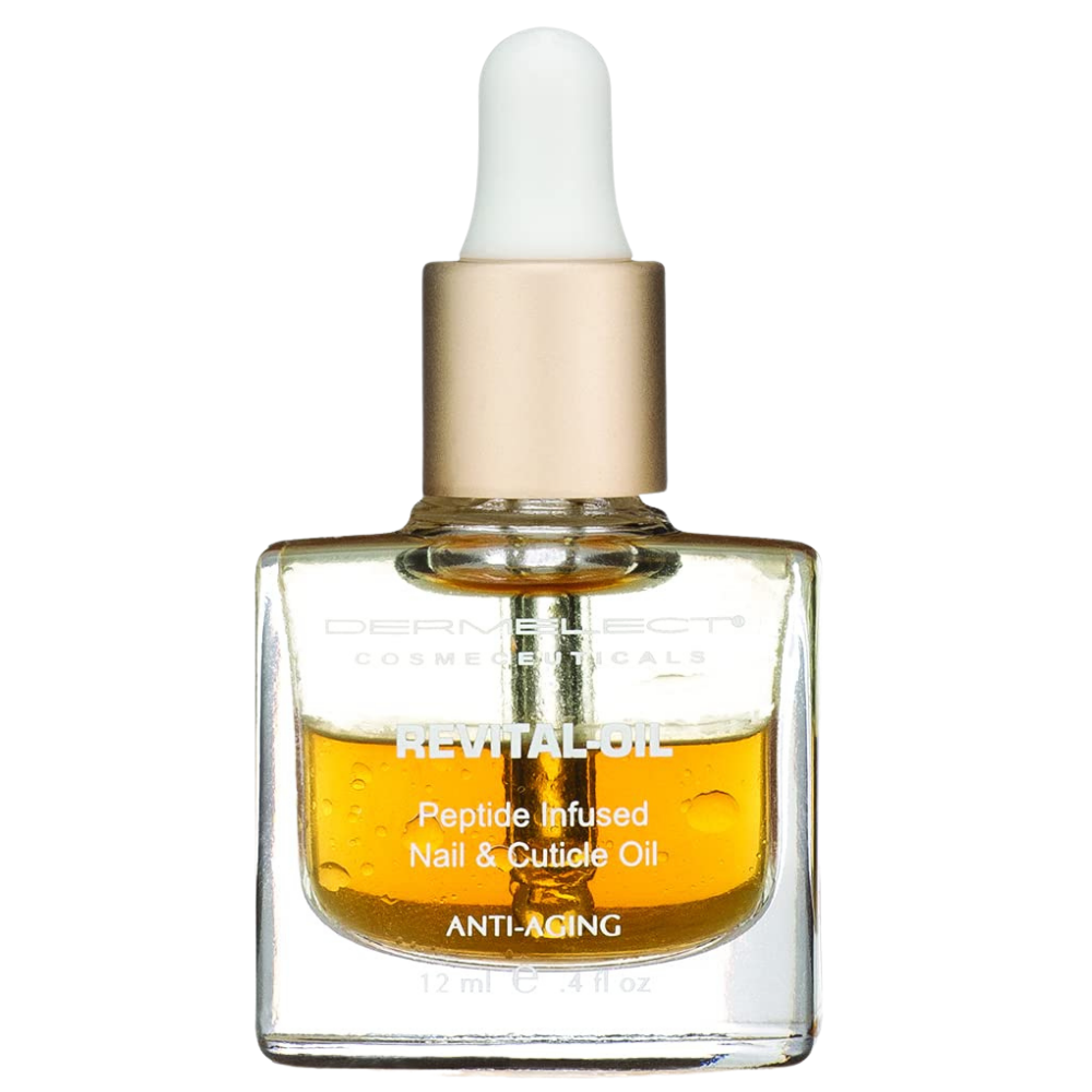Dermelect Revital Oil Nail & Cuticle Treatment Dwufazowy olejek do paznokci i skórek Dermelect Revital-Oil w przezroczystej, kwadratowej buteleczce z biało-złotą pipetą. Zbliżenie na złocistą formułę i oryginalne opakowanie produktu na białym tle.