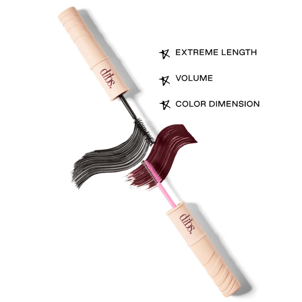 Dibs Double Standard Burgundy Primer & Mascara Duo DIBS Double Standard Burgundy Primer & Mascara Duo - zdjęcie produktowe na białym tle przedstawiające dwie szczoteczki dwustronnej maskary w beżowych opakowaniach z logo DIBS. Czarnej maskarze zwiększającej objętość i burgundowej bazie tubingowej wydłużającej rzęsy towarzyszą efektowne próbki obu formuł w intensywnej czerni i głębokim, winnym burgundzie.