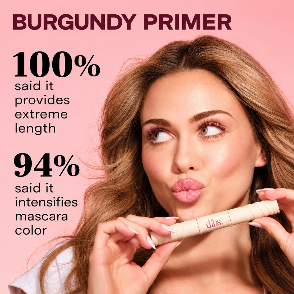 Dibs Double Standard Burgundy Primer & Mascara Duo (5) DIBS Double Standard Burgundy Primer & Mascara Duo - grafika reklamowa na różowym tle przedstawiająca kobietę z burgundowo podkreślonymi rzęsami, trzymającą beżową maskarę DIBS. Na zdjęciu widoczne wyniki testu konsumenckiego: 100% badanych potwierdziło efekt ekstremalnego wydłużenia rzęs, a 94% zauważyło intensywniejszy kolor maskary.