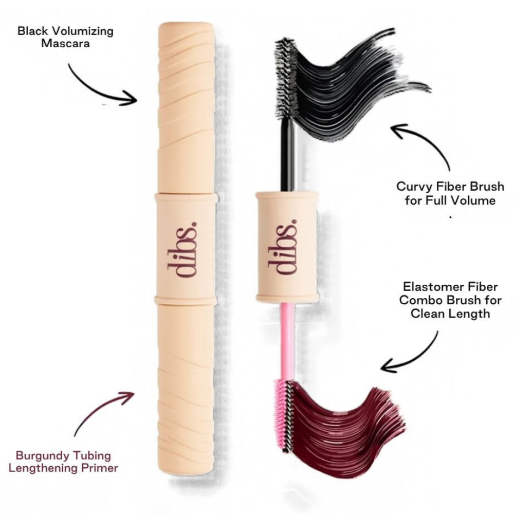 Dibs Double Standard Burgundy Primer & Mascara Duo DIBS Double Standard Burgundy Primer & Mascara Duo - dwustronna maskara z burgundową bazą wydłużającą i czarnym tuszem zwiększającym objętość. Na białym tle widoczne beżowe opakowanie, dwie szczoteczki oraz próbki burgundowej i czarnej formuły podkreślające efekt wydłużenia i pogrubienia rzęs.