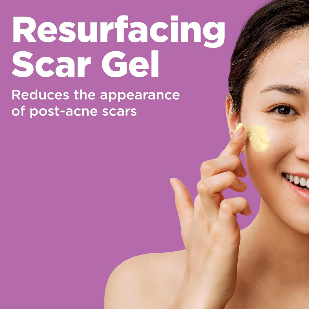 Differin Resurfacing Acne Scar Treatment Gel for Face (2) Differin Resurfacing Scar Gel - wygładzający żel do twarzy pomagający zmniejszyć widoczność blizn potrądzikowych i nierównej tekstury skóry. Grafika przedstawia modelkę aplikującą żel na policzek na fioletowym tle.