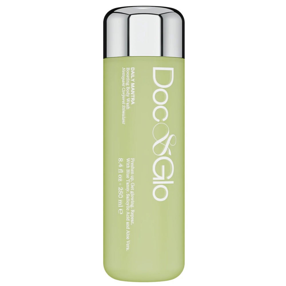 Doc & Glo Daily Mantra Boosting Body Wash (2) Doc & Glo Daily Mantra Boosting Body Wash - odświeżający żel do mycia ciała w jasnozielonej butelce o pojemności 250 ml, ze srebrną, lustrzaną nakrętką. Na froncie opakowania widoczne białe logo marki oraz nazwa produktu. Packshot na jednolitym białym tle, prezentujący produkt od przodu.