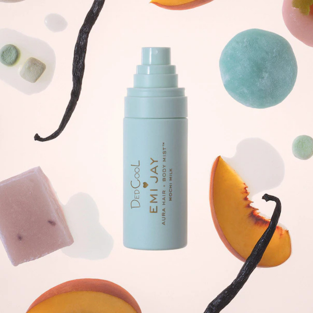 Emi Jay Aura Hair Body Mist mochi milk (2) Emi Jay x DedCool Aura Hair + Body Mist Mochi Milk - limitowana mgiełka do włosów i ciała otoczona mochi, brzoskwiniami i laskami wanilii, nawiązującymi do słodkiego, kremowego zapachu.