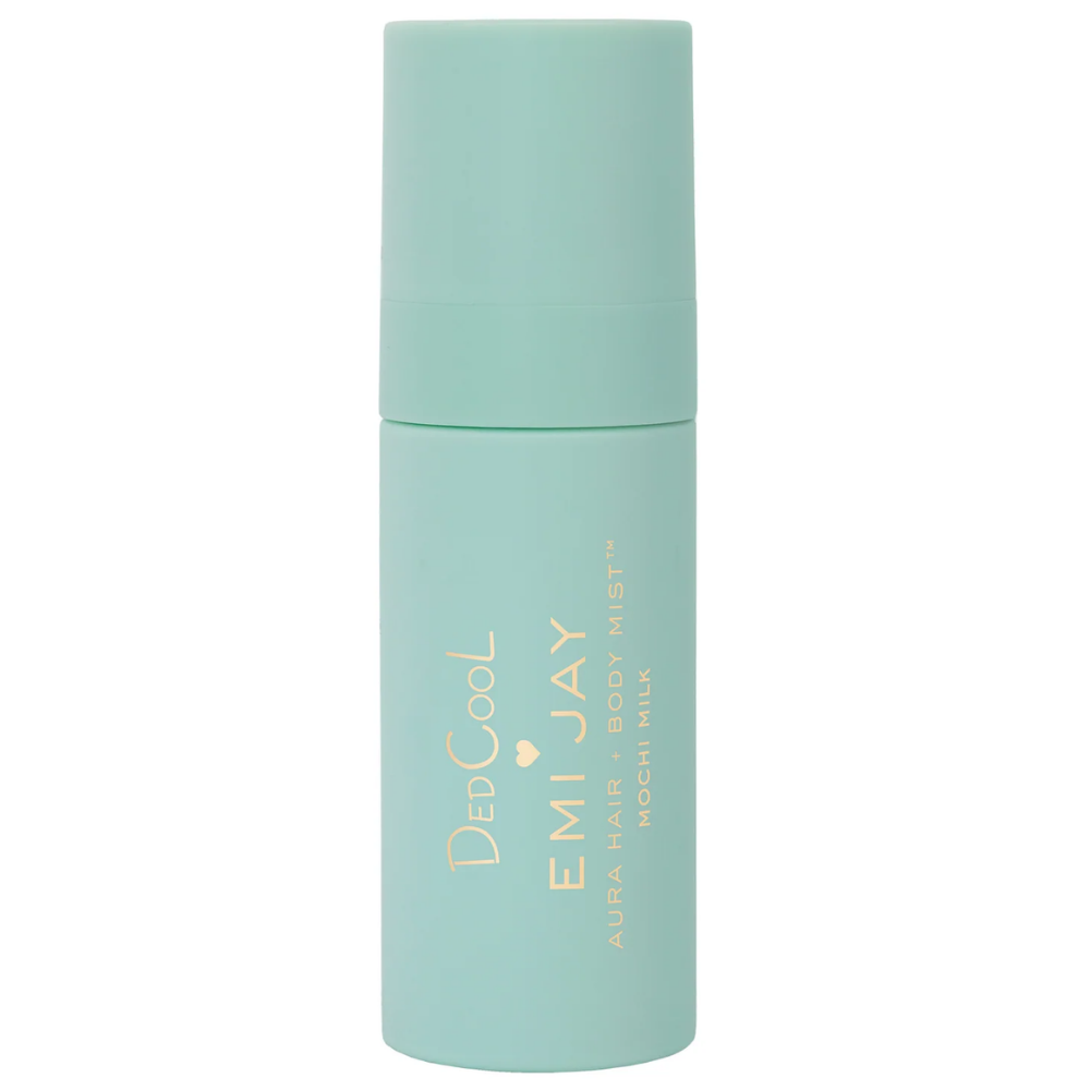 Emi Jay Aura Hair Body Mist mochi milk (3) Emi Jay x DedCool Aura Hair + Body Mist Mochi Milk - pastelowa miętowa butelka limitowanej mgiełki zapachowej do włosów i ciała na białym tle.