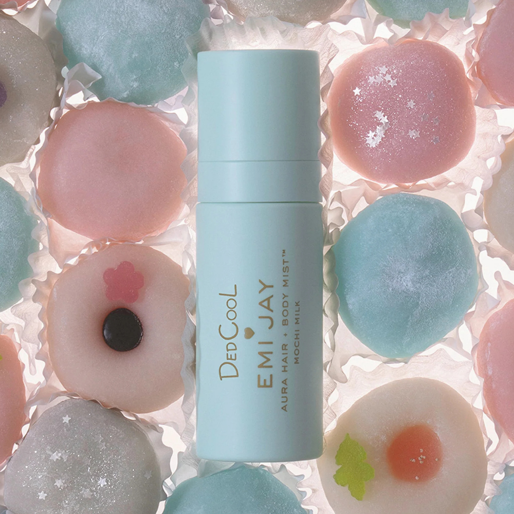 Emi Jay Aura Hair Body Mist mochi milk Emi Jay x DedCool Aura Hair + Body Mist Mochi Milk - miętowa mgiełka do włosów i ciała otoczona pastelowymi mochi w różowych, błękitnych i białych odcieniach.