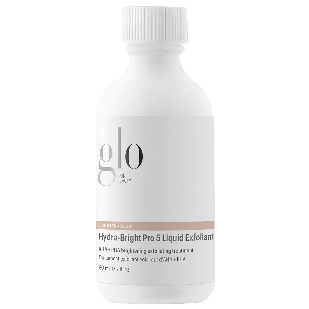 Glo Skin Beauty Hydra-Bright Pro 5 Liquid Exfoliant (2) Glo Skin Beauty Hydra-Bright Pro 5 Liquid Exfoliant 60 ml - rozświetlający peeling kwasowy AHA i PHA do twarzy, pomagający wygładzić skórę, wyrównać koloryt i zmniejszyć widoczność porów. Biała butelka z minimalistyczną etykietą na białym tle.