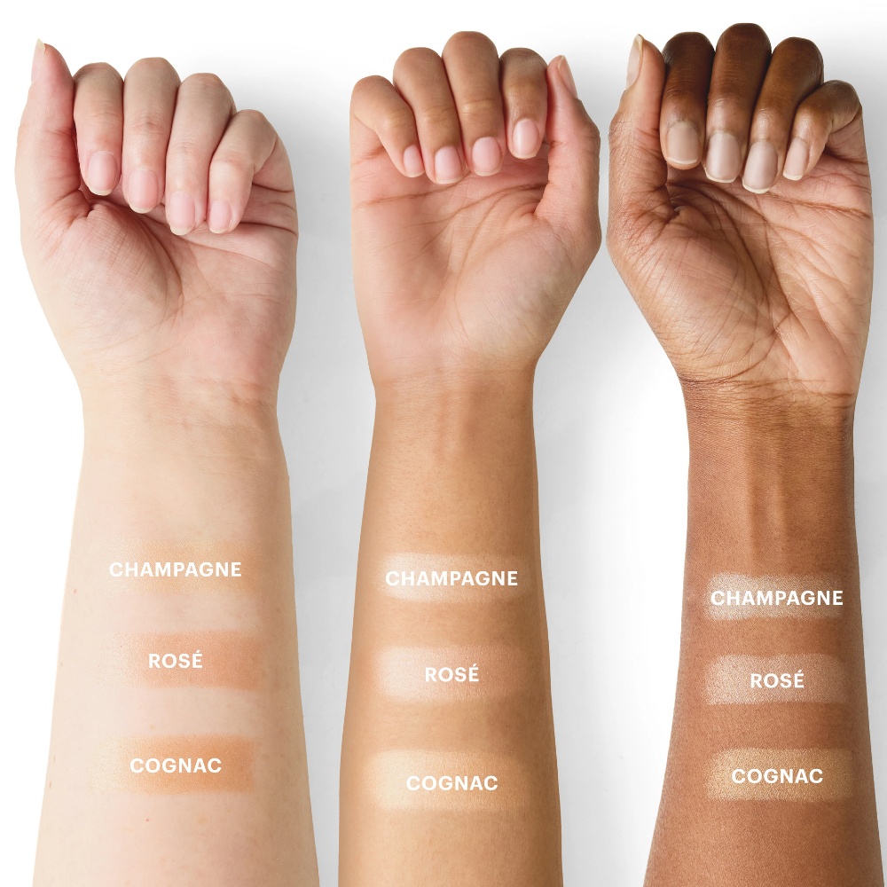 Glo Skin Beauty Skin Glow Stick Highlighter (3) Glo Skin Beauty Skin Glow Stick Highlighter - porównanie swatchy trzech odcieni rozświetlacza Champagne, Rosé i Cognac na jasnej, średniej i ciemnej karnacji, efekt świetlistego, naturalnego blasku na skórze.