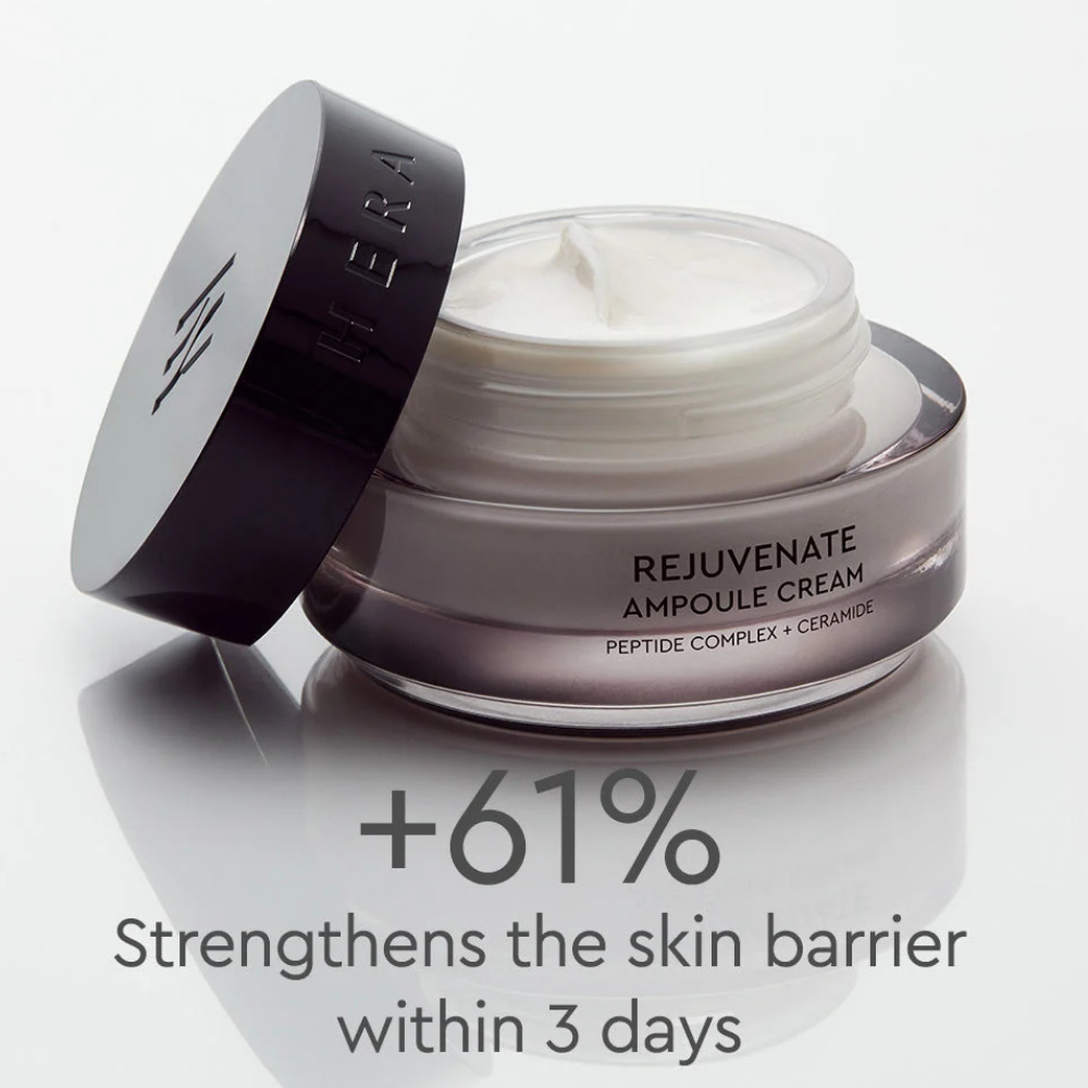 HERA - Rejuvenate Ampoule Cream (3) HERA Rejuvenate Ampoule Cream - krem z peptydami i ceramidami w otwartym słoiczku, prezentujący bogatą, aksamitną konsystencję. Grafika przedstawia deklarowany przez producenta wzrost parametrów bariery ochronnej skóry o 61% po 3 dniach stosowania.