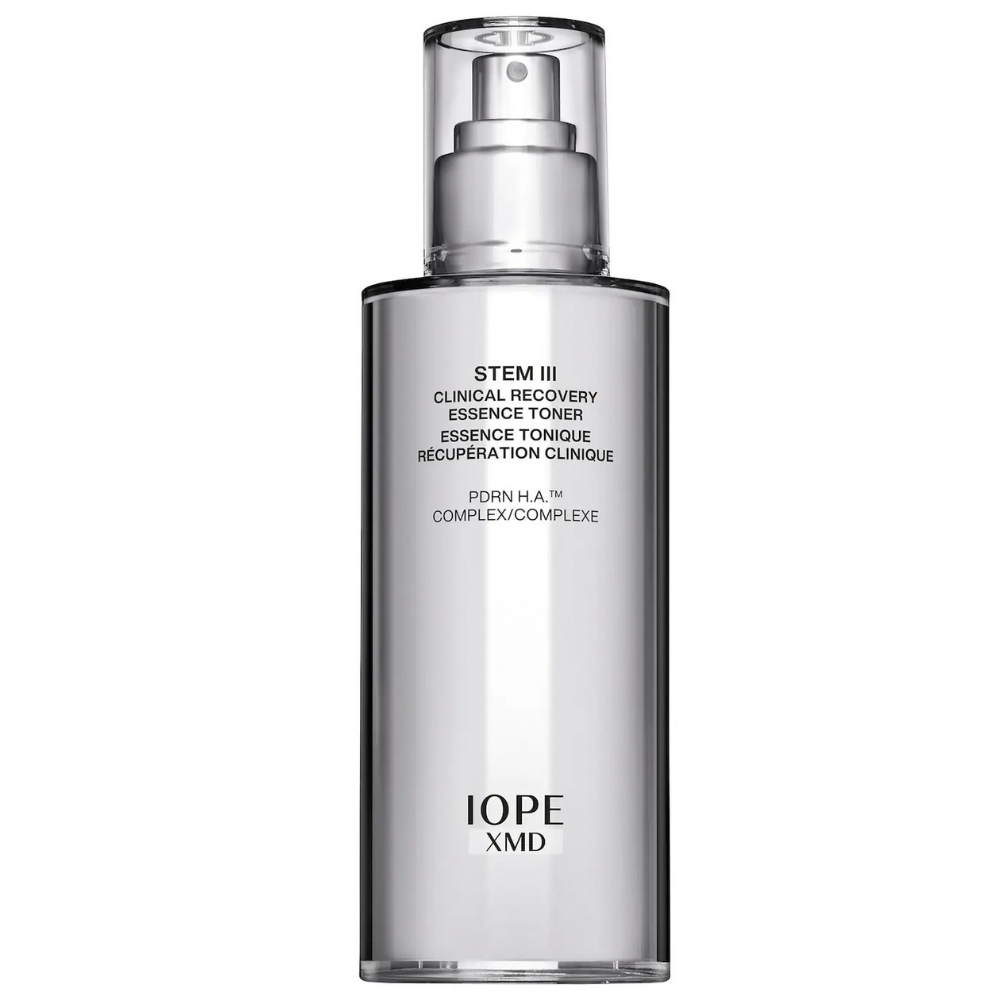 IOPE XMD Stem Clinical Recovery Essence - esencja która budzi skórę po oczyszczaniu Grafika 4 - produkt: IOPE XMD Stem III Clinical Recovery Essence Toner 130 ml - koreańska esencja-toner z kompleksem PDRN H.A.™ w srebrnej butelce z pompką, pokazana na białym tle.
