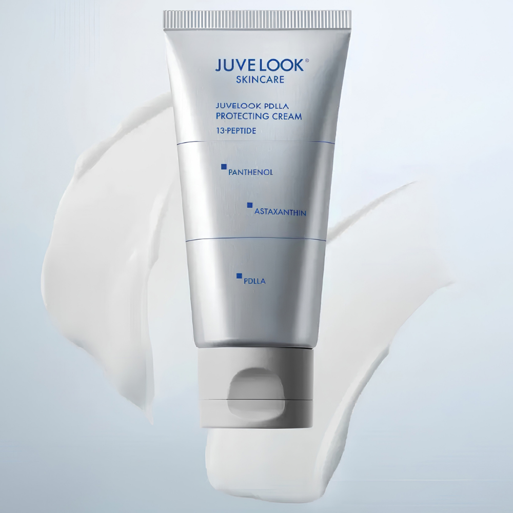 Juvelook PDLLA Protecting Cream JUVELOOK PDLLA Protecting Cream - kolagenowy krem do twarzy z PDLLA, kompleksem 13 peptydów, pantenolem i astaksantyną. Srebrna tubka z niebieskimi napisami na jasnym tle, otoczona smugami białej, kremowej konsystencji. Kosmetyk nawilżający, wygładzający i wspierający barierę ochronną skóry.