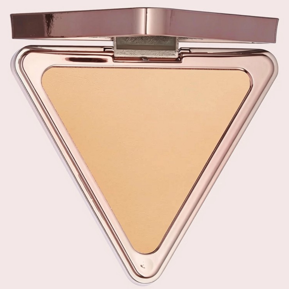 LYS Beauty Triple Fix Translucent Setting Powder LYS Beauty Triple Fix Translucent Pressed Setting Powder - transparentny puder prasowany utrwalający makijaż w otwartym, trójkątnym opakowaniu w kolorze różowego złota. Widoczny jasnobeżowy puder o jedwabistej konsystencji, zapewniający efekt optycznego wygładzenia skóry.