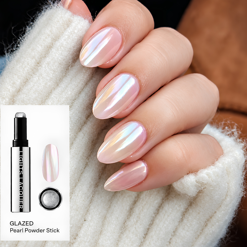 Lights Lacquer Glazed Pearl Powder Stick (2) Efekt perłowej tafli na paznokciach w odcieniach różu z opalizującym, lustrzanym połyskiem, uzyskany przy użyciu Lights Lacquer Glazed Pearl Powder Stick. Obok aplikator perłowego pyłku do paznokci i próbka efektu glazed nails.