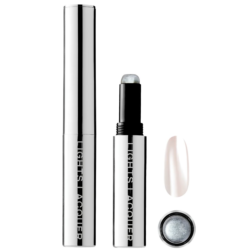 Lights Lacquer Glazed Pearl Powder Stick Lights Lacquer Glazed Pearl Powder Stick - perłowy pyłek do paznokci w sztyfcie z aplikatorem, nadający subtelny, opalizujący połysk i efekt glazed nails. Srebrne opakowanie, perłowa próbka koloru i zbliżenie na połyskujący pigment na białym tle.